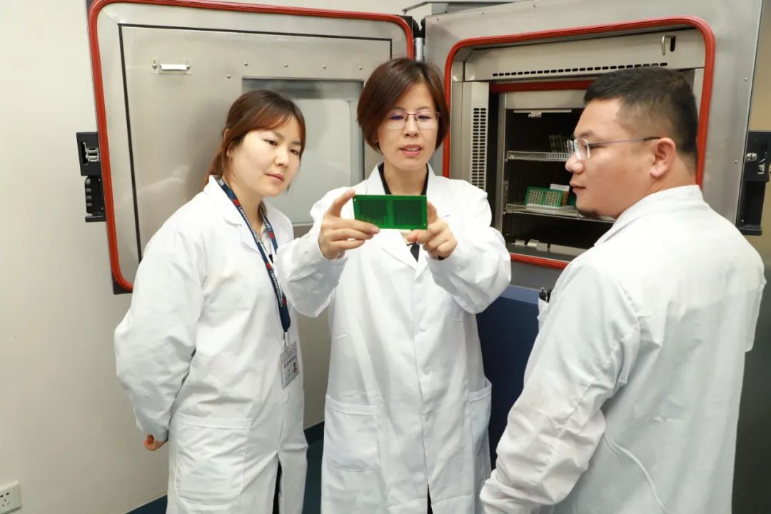 風(fēng)華高科冠華分公司測(cè)試車間檢測(cè)組：硬核團(tuán)隊(duì)，用匠心吹響“全國(guó)工人先鋒號(hào)角”