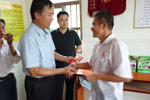 公司領(lǐng)導(dǎo)到扶貧村開(kāi)展中秋慰問(wèn)