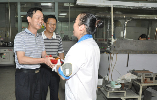 公司領(lǐng)導(dǎo)班子到生產(chǎn)一線(xiàn)“送清涼”