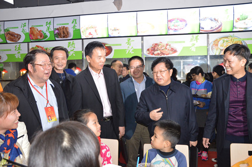 吳華欽帶隊(duì)慰問風(fēng)華留守員工